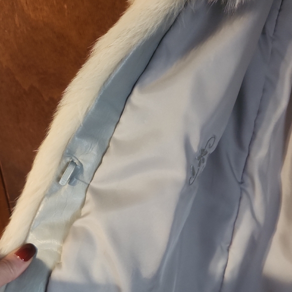 Elegant Cream Authentic Fox Fur Coat - Picture 6 of 15
